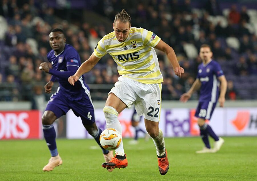 Michael Frey, top kontrolü yaparken.