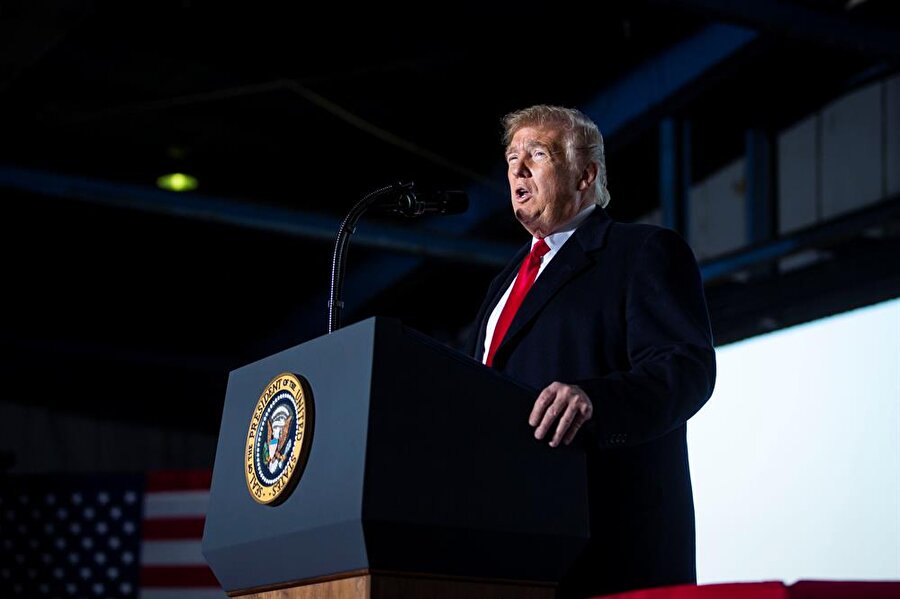ABD Başkanı Donald Trump, seçim kampanyası için bulunduğu Güney Illinois Havalimanı'nda.
