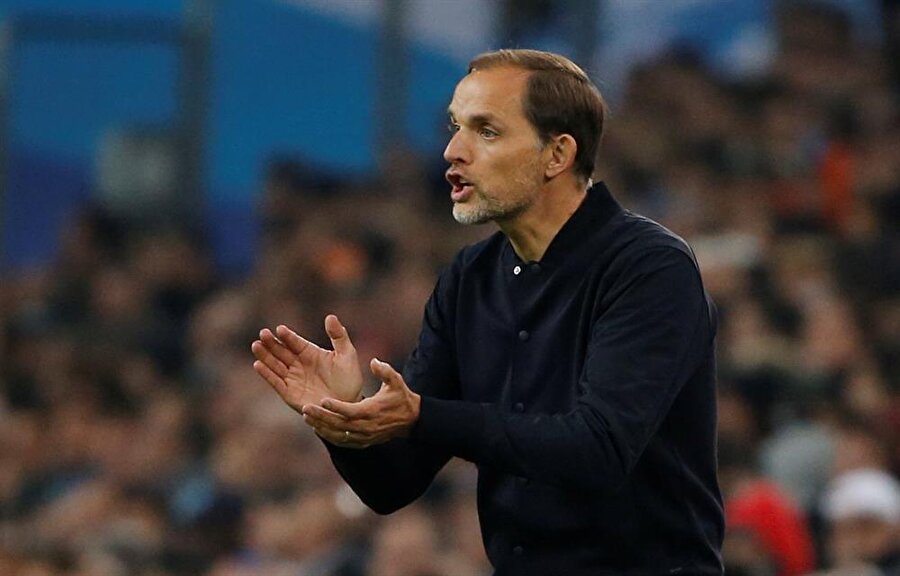 Teknik direktör Thomas Tuchel, oyuncularını motive ederken.