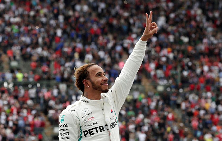 Şampiyonluğunu ilan eden Lewis Hamilton, seyircileri selamlarken.