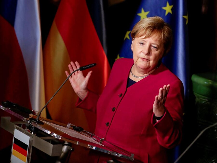 Angela Merkel'in Bavyera eyaletindeki kan kaybettiği seçim sonuçlarının ardından bugün gerçekleştirilen parti toplantısında, Aralık ayında düzenlenecek olan seçimlerde aday olmayacağı iddia edildi.