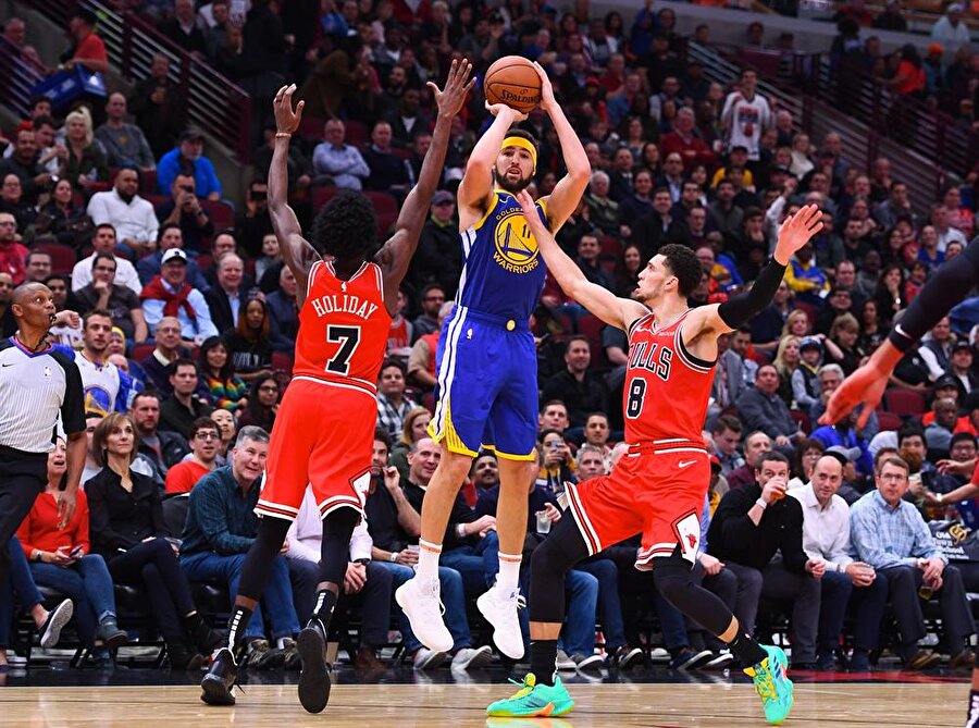 Klay Thompson 3 sayılık atış atarken.