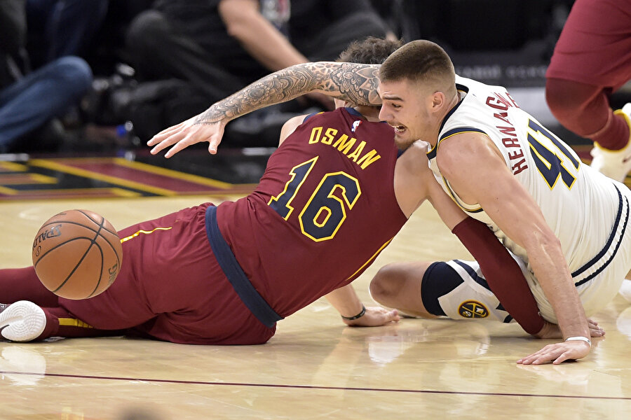 Nuggets'ın önemli oyuncularından Juan Hernangomez temsilcimiz Cedi Osman ile top kapma mücadelesi içindeyken.