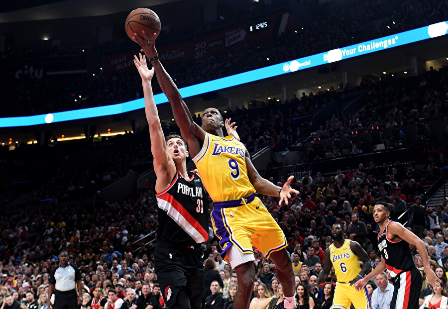 Rajon Rondo turnike atarken.