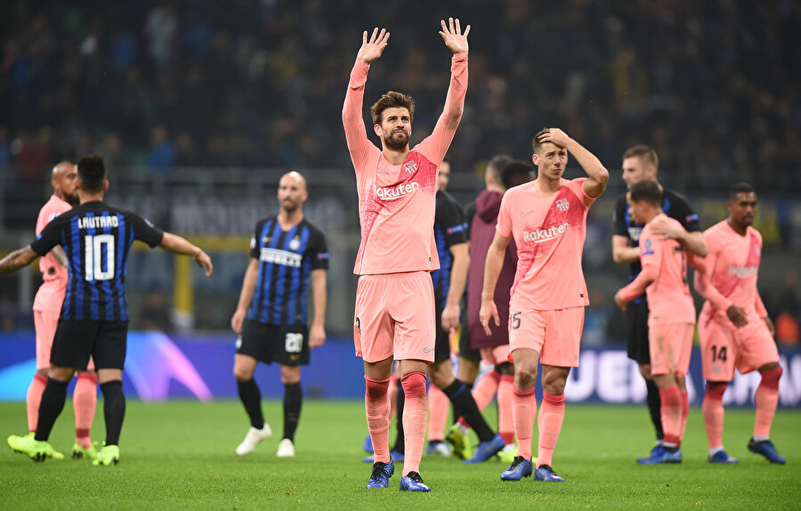 Inter beraberliğinin ardından gruptan çıkmayı garantileyen Barcelona'da Pique, maçın ardından taraftarları selamladı.