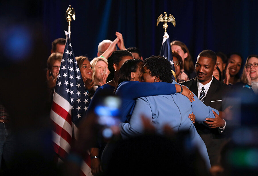 Demokrat Parti'den Georgia Valisi seçilen Stacey Abrams, sevincini ailesiyle paylaştı.
