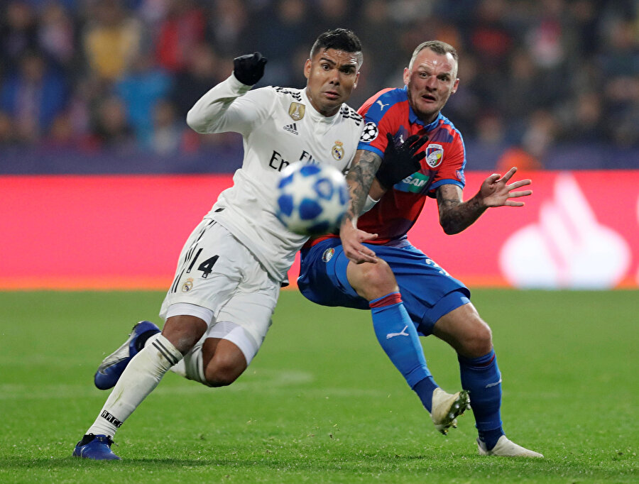 Casemiro, rakibiyle ikili mücadeleye girerken.