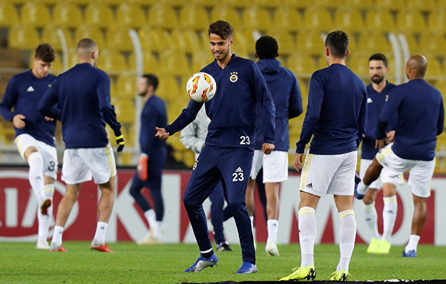 Diego Reyes maçtan önce ısınıyor.