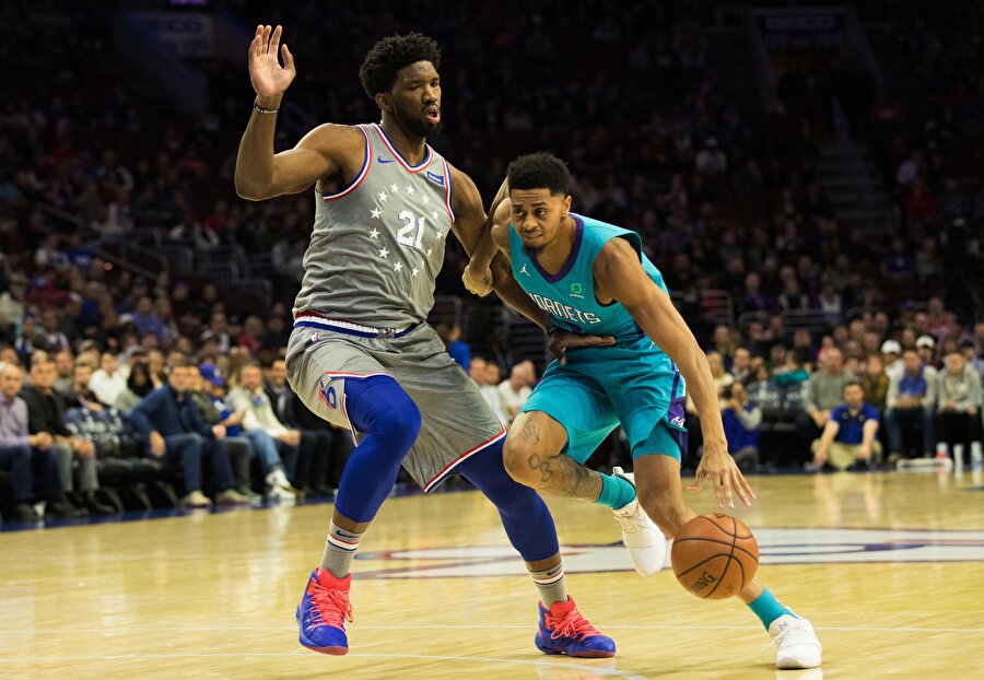 Joel Embiid, rakibine savunma yaparken.