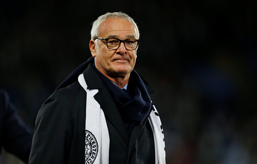 Ranieri şampiyonluk yaşadığı Leicester City'nin stadyumunda Leicester City atkısıyla...