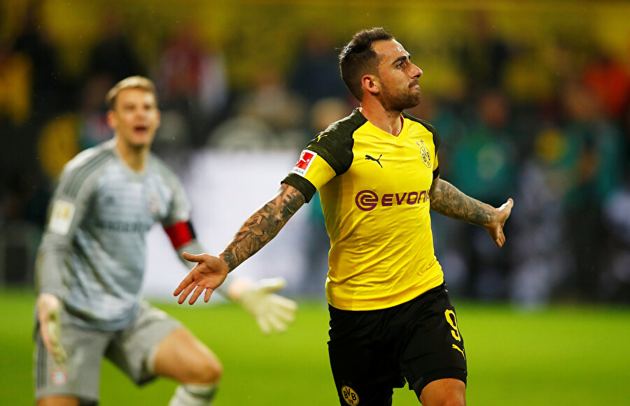 Alcacer, Bayern Münih'e attığı golü kutlamak için tribünlere koşuyor.