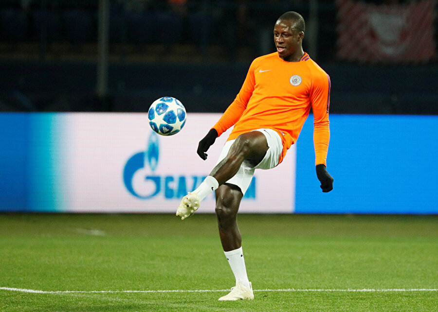 Benjamin Mendy, Shakhtar Donetsk maçı öncesinde topla ısınıyor.