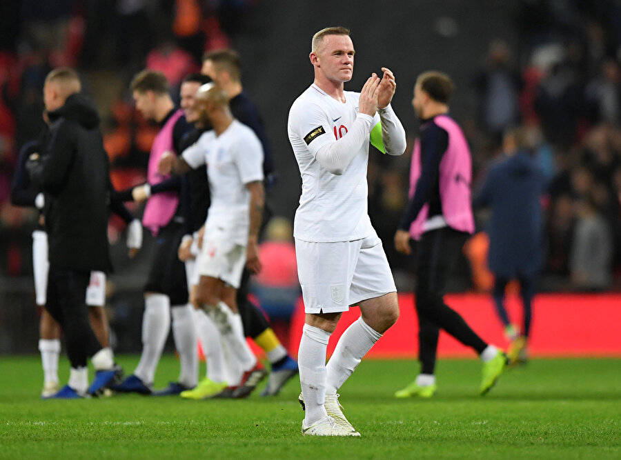Wayne Rooney, taraftarların sevgi gösterisine alkışla karşılık verdi.