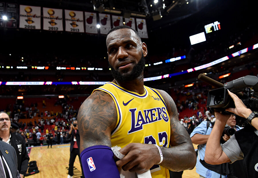 Lebron James, karşılaşmanın ardından basın mensuplarına poz verirken.
