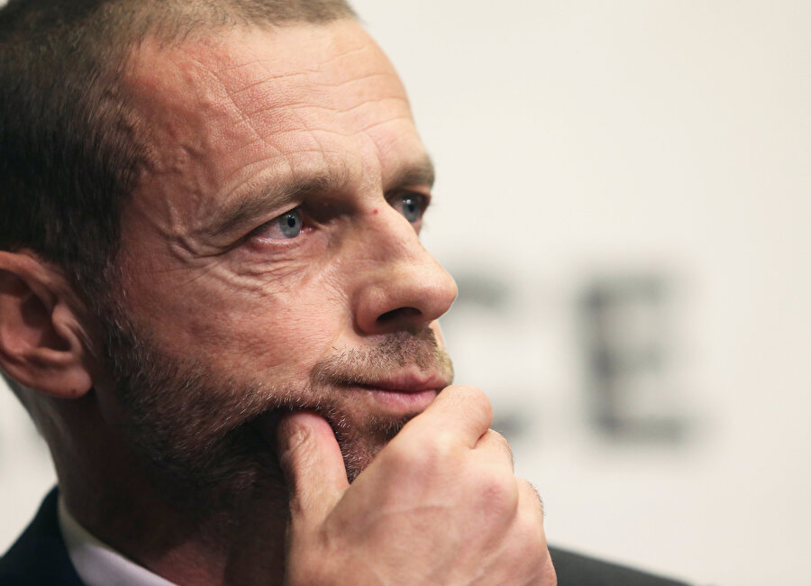 Aleksander Ceferin düzenlenen toplantıda gazetecilerin sorularını dinliyor.
