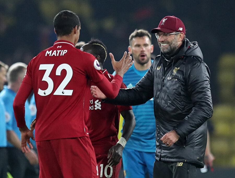 Joel Matip ve Jurgen Klopp, Watford maçının ardından birbirlerini kutluyor.