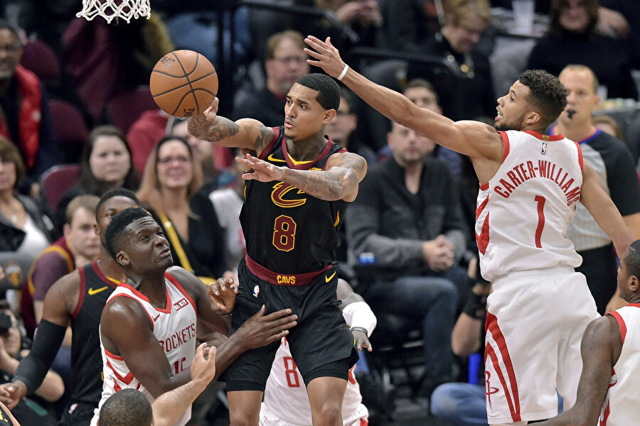 Jordan Clarkson, pasını verirken...