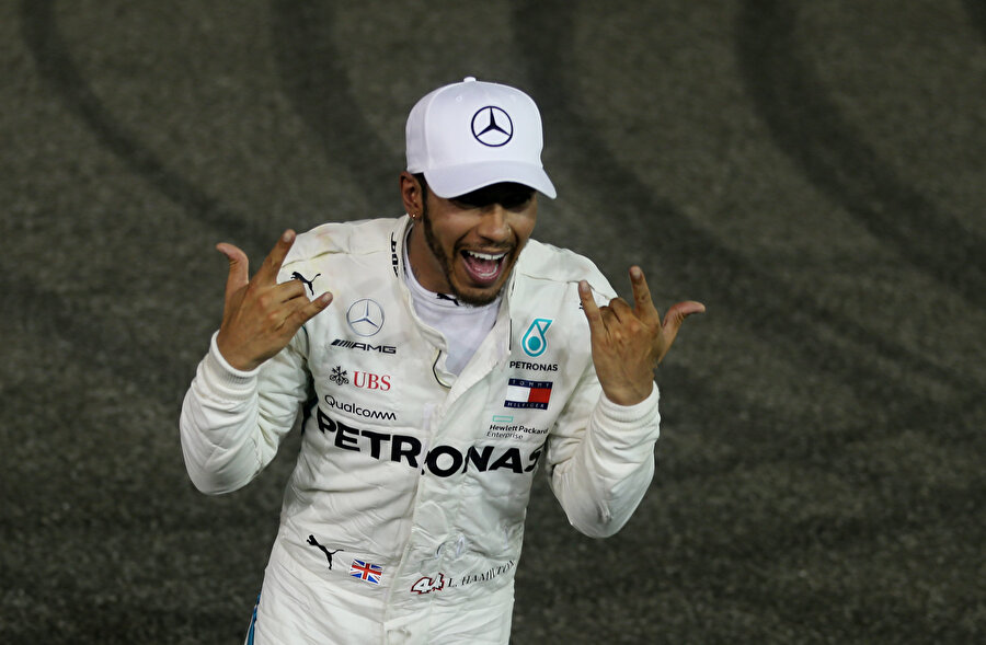 Lewis Hamilton, sezonun son yarışını zaferle taçlandırmanın keyfini yaşıyor...