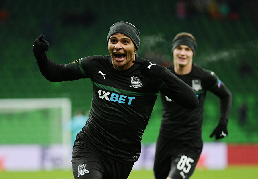 Krasnodar forması giyen Ari, Akhisarspor'a attığı golü tribünlere koşarak kutluyor.