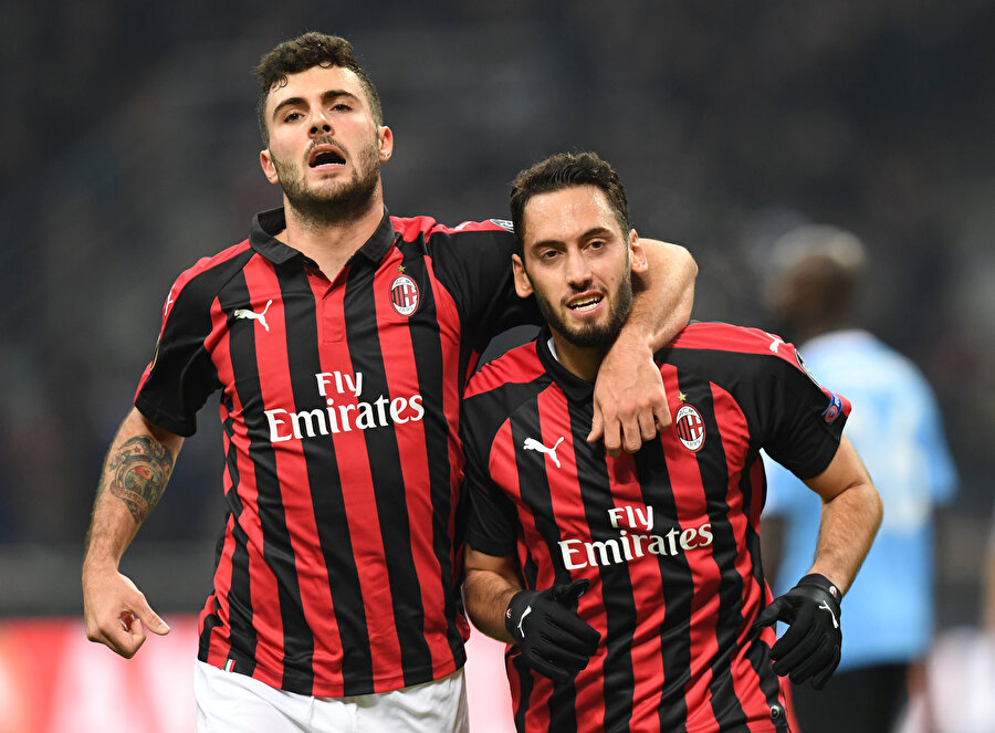 Hakan Çalhanoğlu ve Cutrone galibiyet golünü kutluyor.
