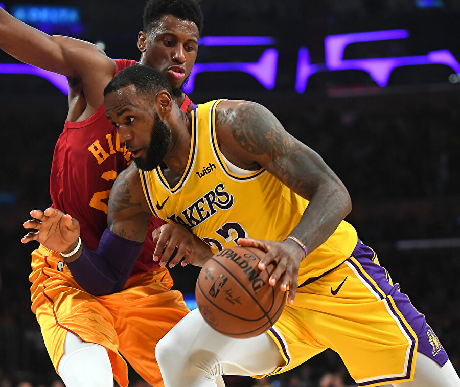 LeBron James, rakibiyle omuz omuza mücadele ediyor...