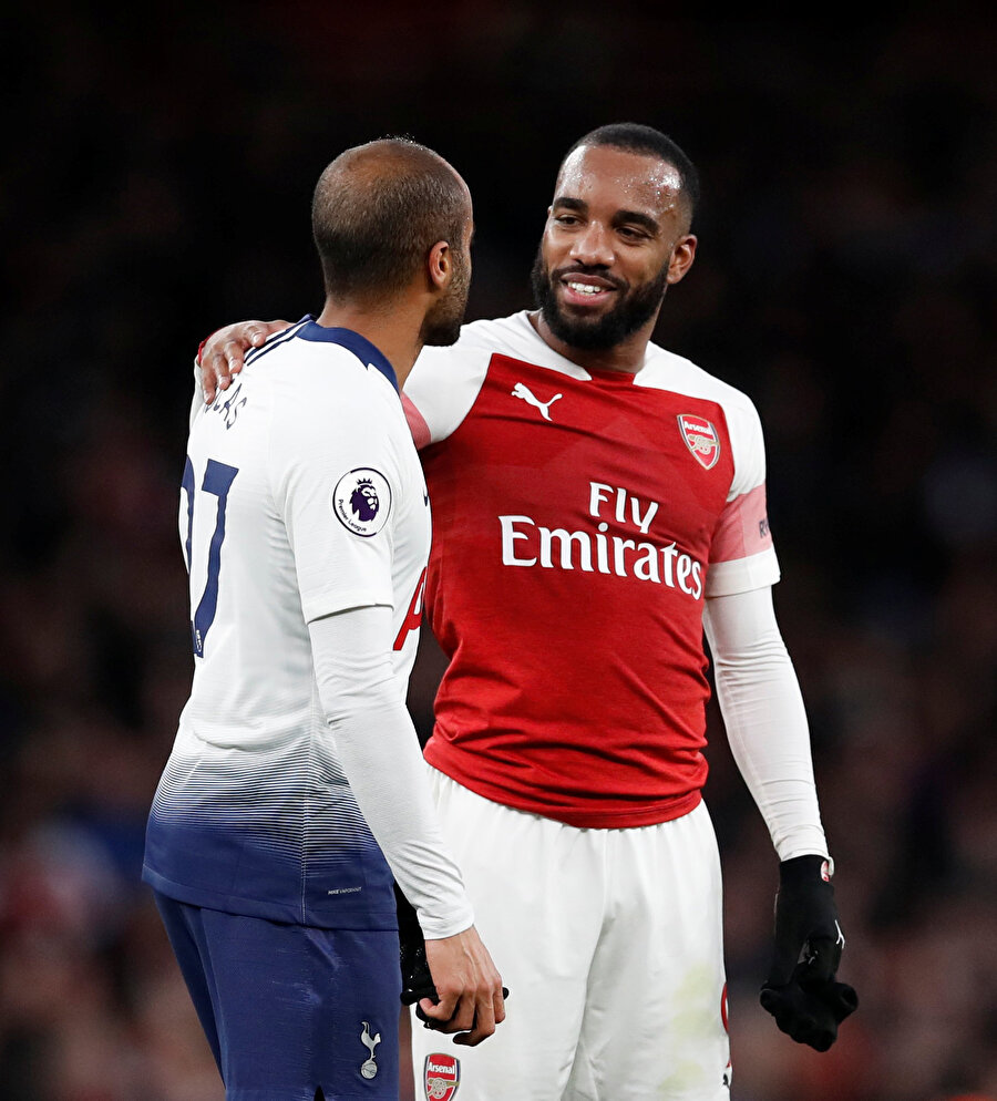 Maç sonrası Lucas Moura Alexandre Lacazette'i tebrik ediyor.