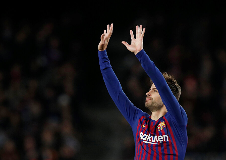 Pique, tribünleri selamlıyor.