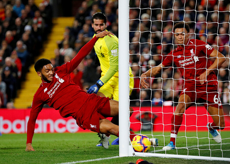Joe Gomez, çizgiden top çıkarıyor.