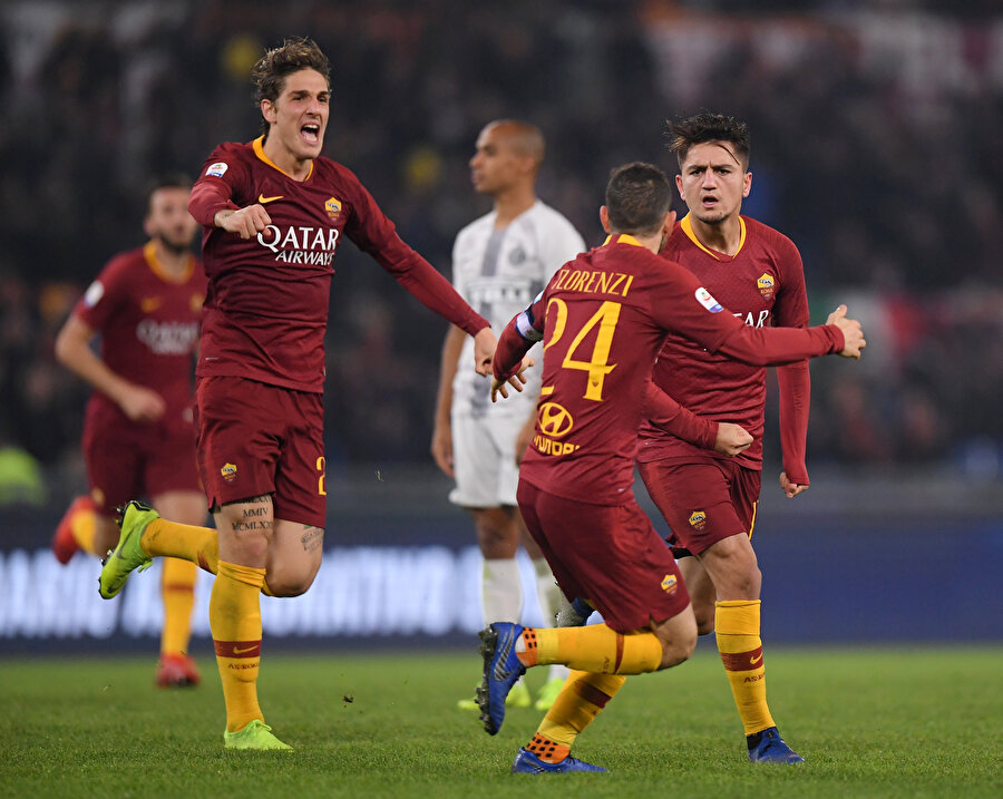 Cengiz Ünder, gol sevincini takım arkadaşlarıyla birlikte yaşıyor.