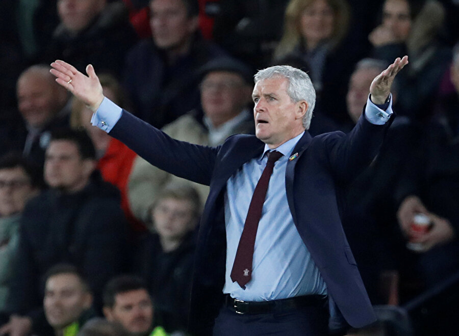 Mark Hughes, hakemin kararına tepki gösterirken...