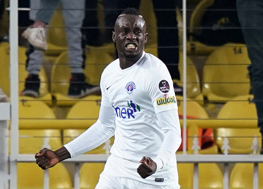 Çin'den Kasımpaşa'ya transfer olan Diagne, Senegal Milli Takımı forması da giyiyor.