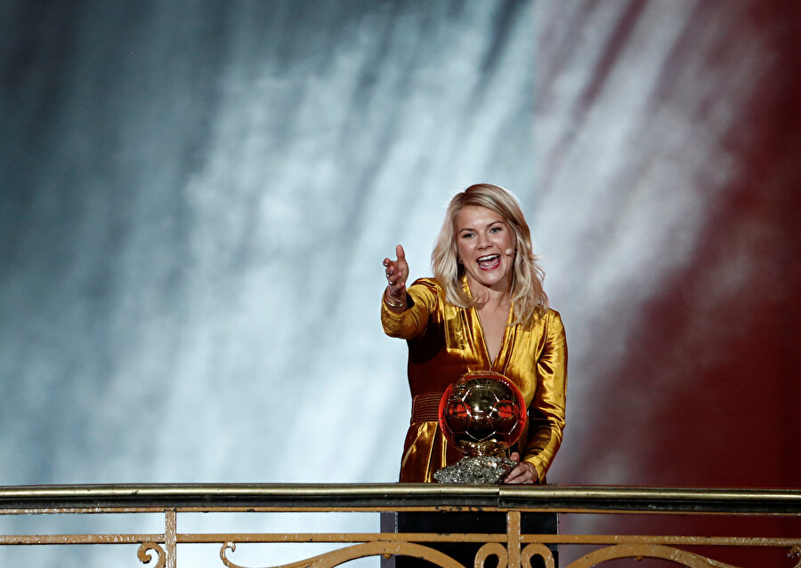Ada Hegerberg, Ballon d'Or ödülüyle gazetecilere poz veriyor.