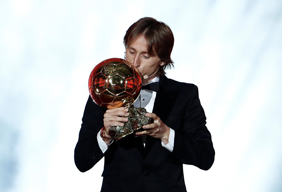Ronaldo ve Messi'nin 10 yıllık ambargosuna son veren Luka Modric Ballon d'Or ödülünü öperken görüntüleniyor...