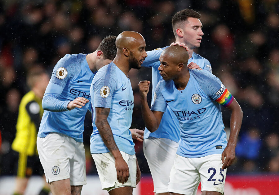 Manchester Cityli oyuncular maç sonrası galibiyeti kutlarken...