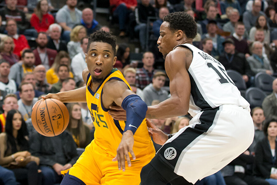 Donovan Mitchell, Derozan'ın savunmasından kurtulmaya çalışıyor.