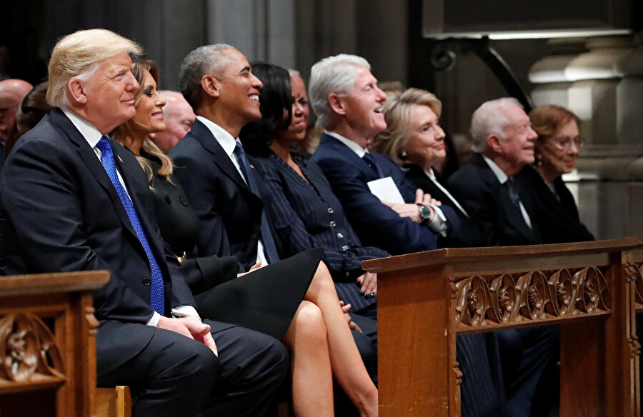 ABD Başkanı Trump ile seçimlerde rakibi olan Hillary Clinton ve eşi ABD eski Başkanı Bill Clinton arasında 'soğuk rüzgarlar' esti.