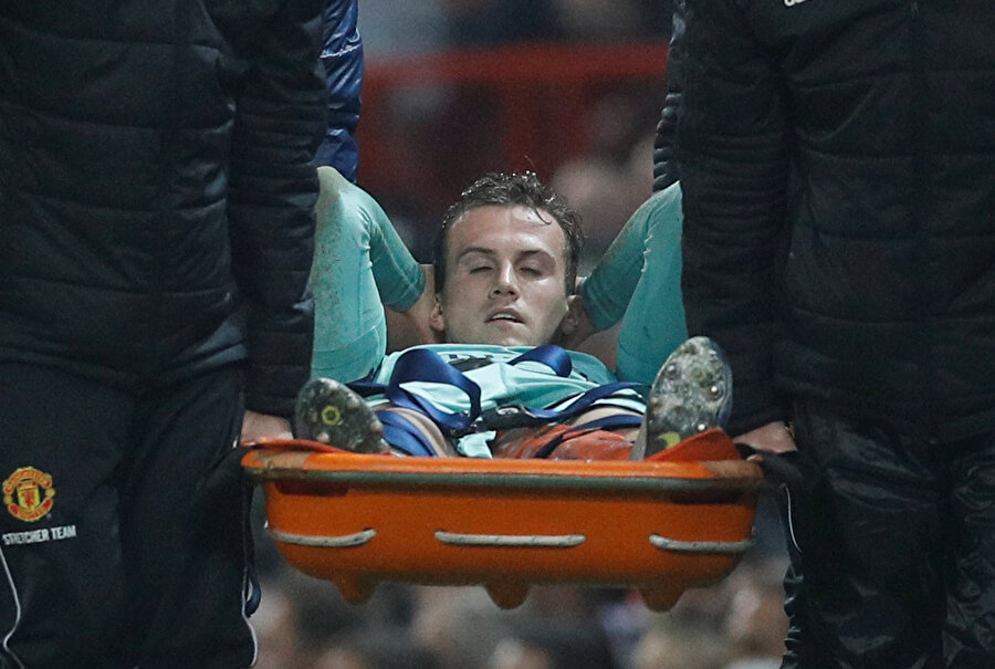 Rob Holding, acı içinde sahayı terk ediyor.