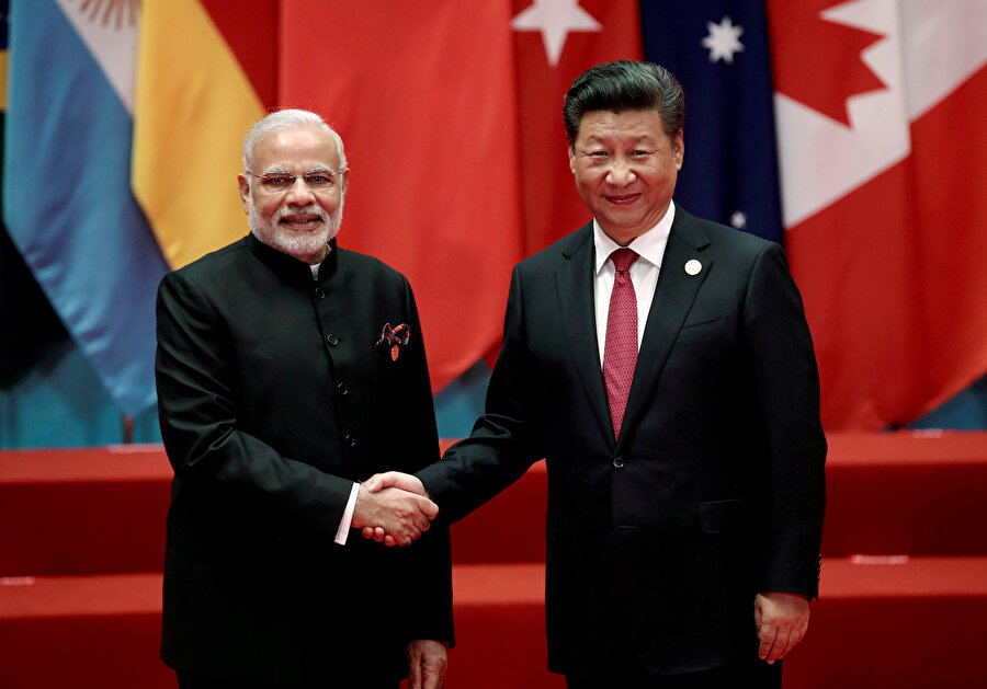 Çin Cumhurbaşkanı Xi Jinping, Hindistan Başbakanı Narendra ile tokalaşıyor.