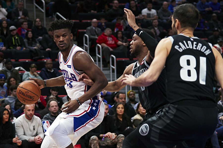 Jimmy Butler, rakibi ile bire bir oynarken...