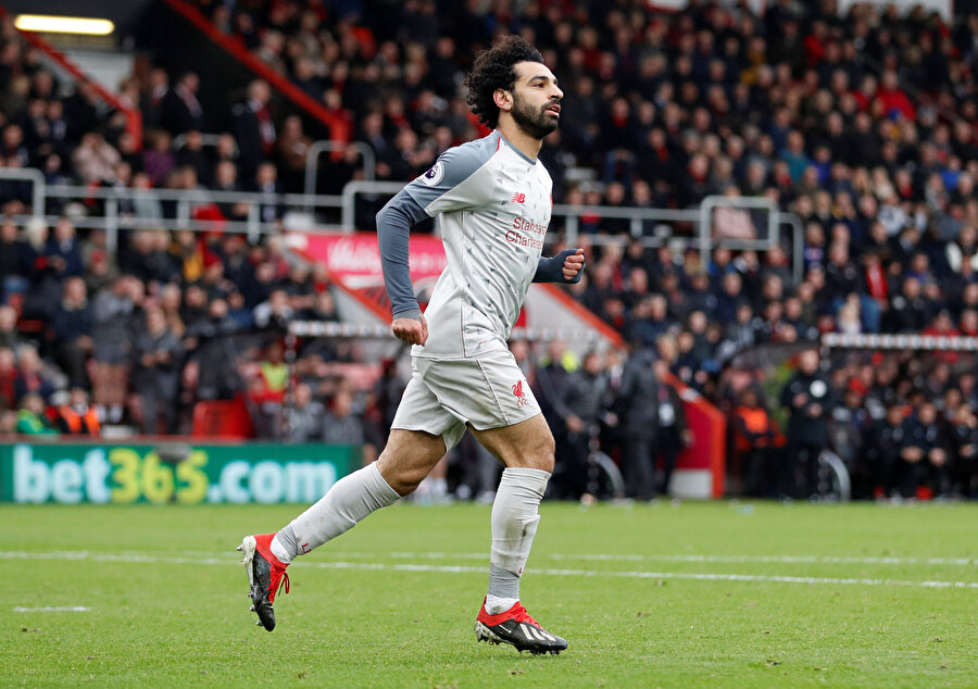 Mohammed Salah attığı golü kutlamak için tribünlere koşuyor.