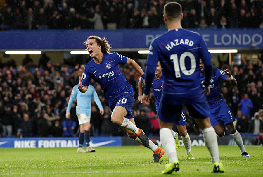 David Luiz attığı golün ardından tribünlere koşuyor.