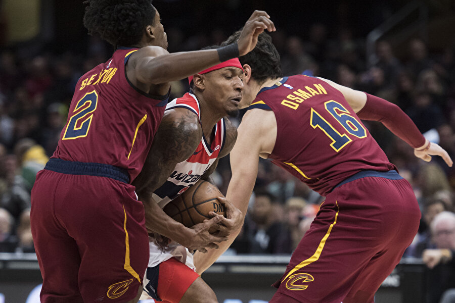 Cedi Osman takım arkadaşıyla birlikte top kapmaya çalışırken...