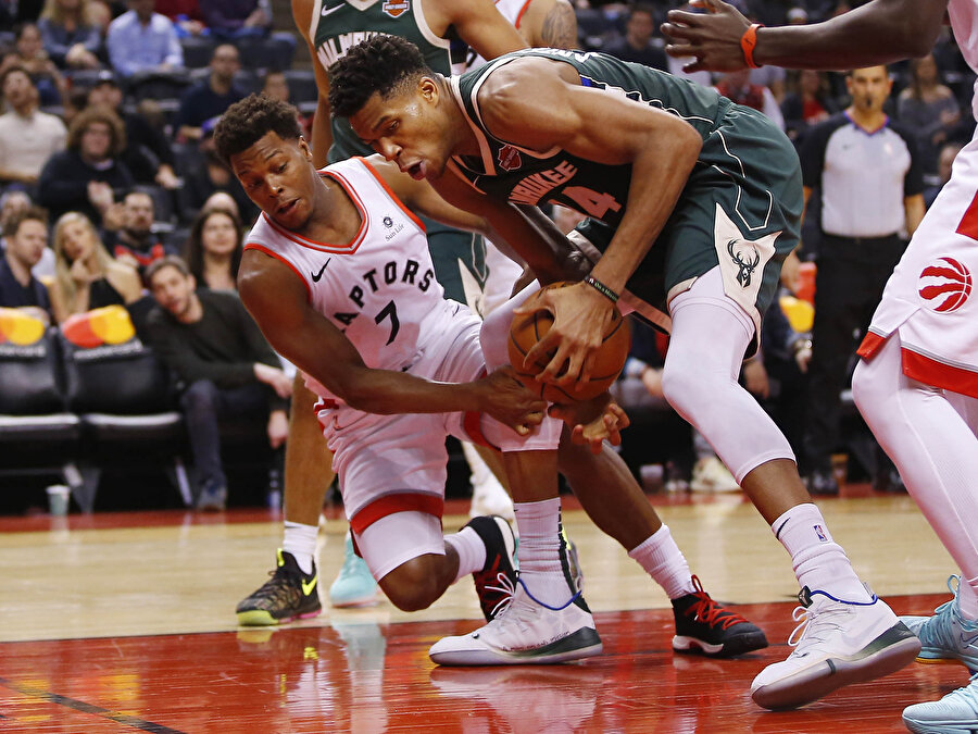 Giannis Antetokounmpo ve Kyle Lowry top kapma mücadelesi verirken...