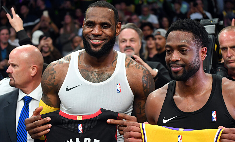 İki NBA efsanesi, Dwyane Wade ve Lebron James maç sonrası forma değişerek poz verdiler.