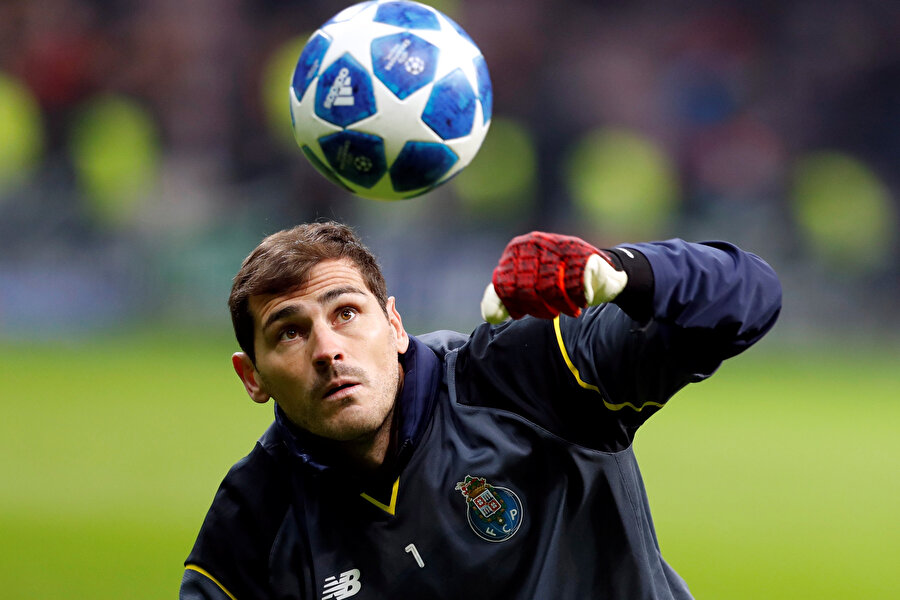 Iker Casillas, Galatasaray maçı öncesinde ısınıyor.