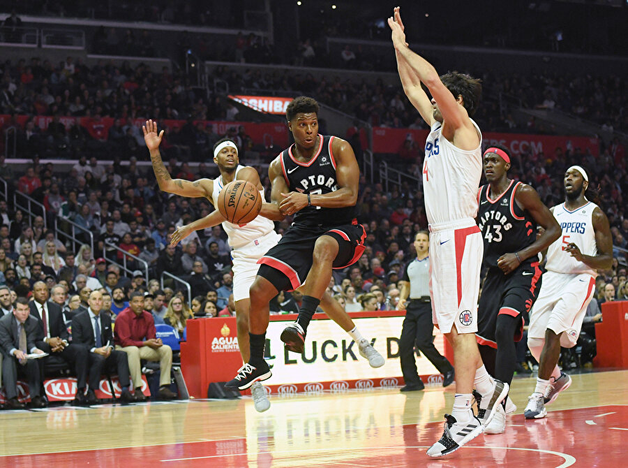 Milos Teodosic, Lyle Lowry'ye el gösteriyor.