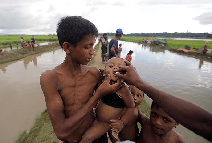Myanmar sınırını geçmeye çalışan Rohingyalı mülteci çocuklar.