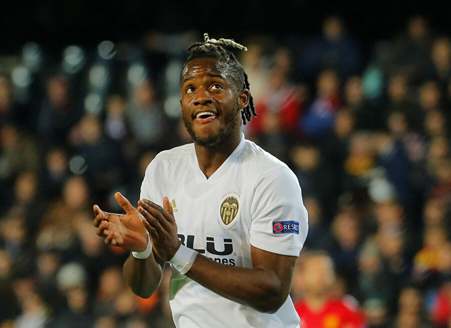 Batshuayi oyundan çıkarken tribünleri alkışlıyor.