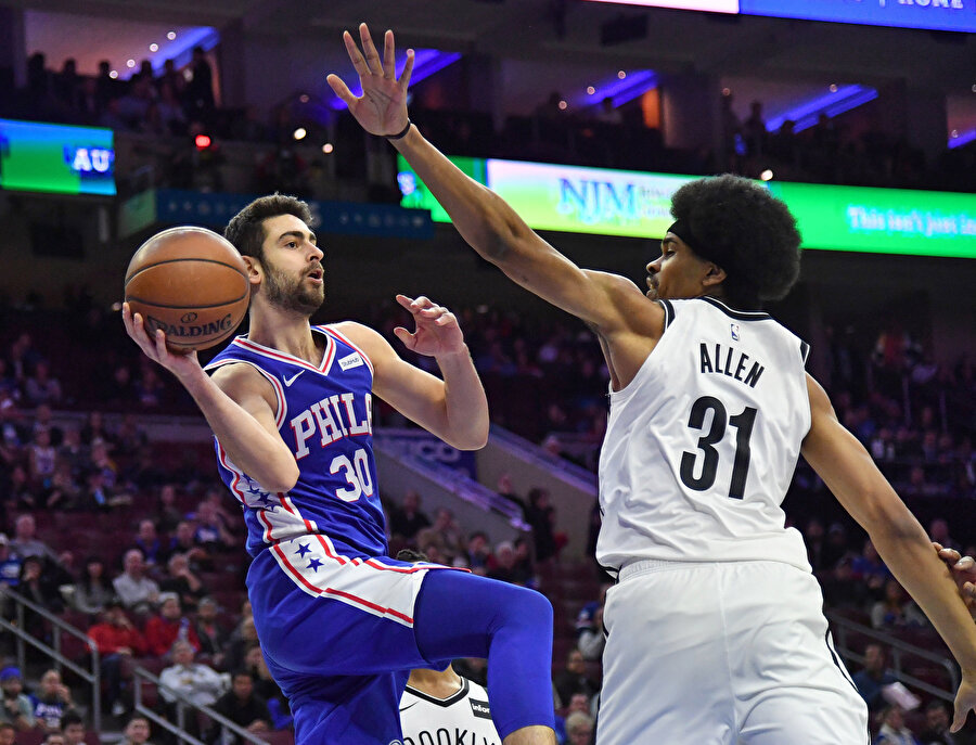 Furkan Korkmaz, pas verecek arkadaşını ararken...