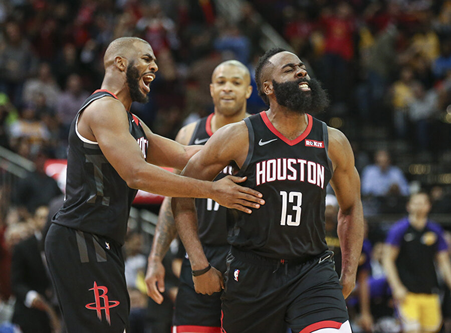James Harden, attığı sayıdan sonra sevincini takım arkadaşı Chris Paul ile paylaştı.